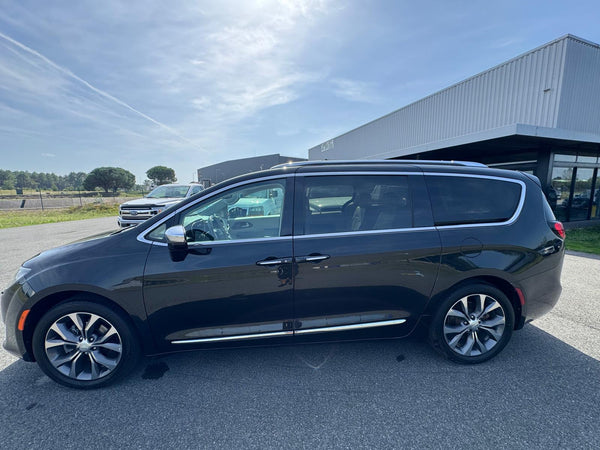 STOCK 147 - 2017 CHRYSLER PACIFICA LIMITED 7 PLACES