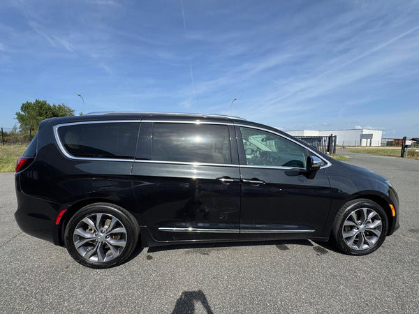 STOCK 147 - 2017 CHRYSLER PACIFICA LIMITED 7 PLACES