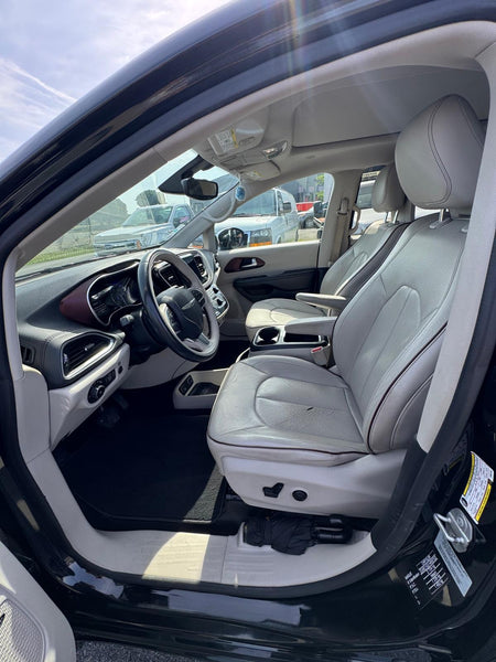 STOCK 147 - 2017 CHRYSLER PACIFICA LIMITED 7 PLACES