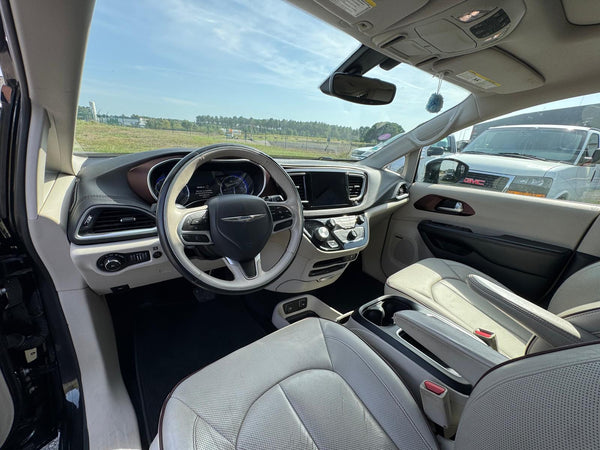 STOCK 147 - 2017 CHRYSLER PACIFICA LIMITED 7 PLACES