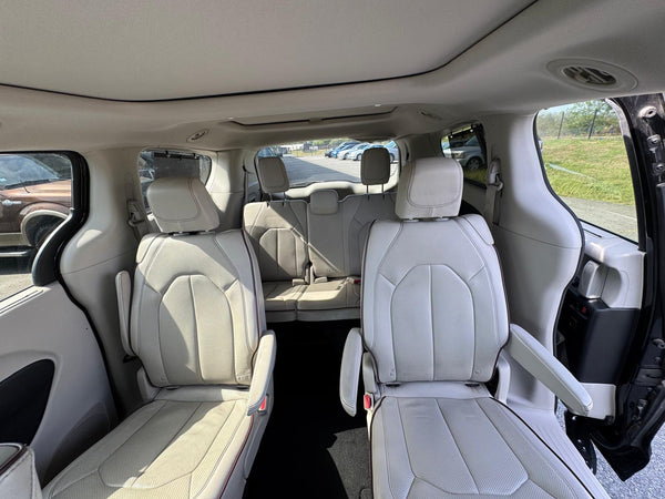 STOCK 147 - 2017 CHRYSLER PACIFICA LIMITED 7 PLACES