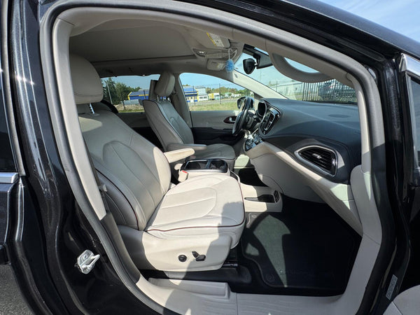 STOCK 147 - 2017 CHRYSLER PACIFICA LIMITED 7 PLACES